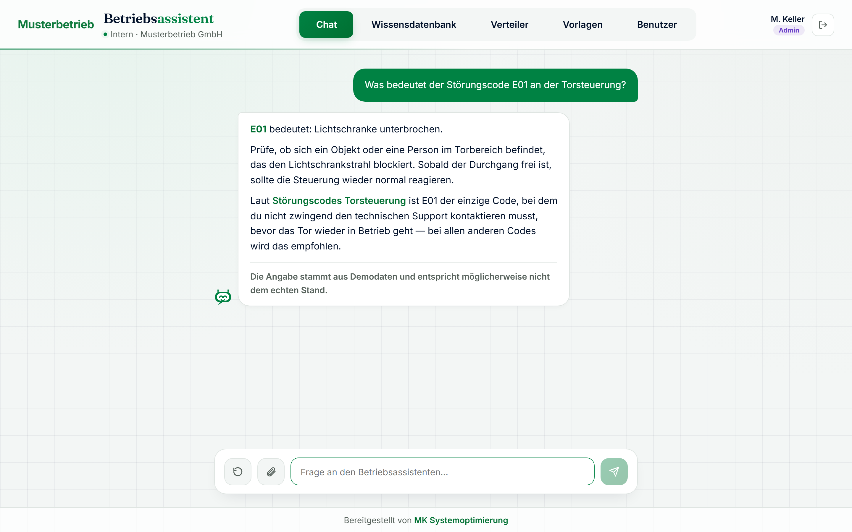 Chatfenster des Betriebsassistenten mit einer beantworteten Frage und der angegebenen Quelle